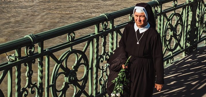 Nonne. Foto af Maria Teneva / Unsplash